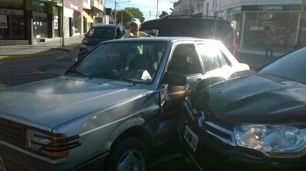 Locales-Una automovilista hospitalizada tras el choque de dos autos