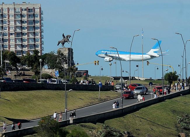 Nacionales-Un avion de Aerolineas Argentinas sobrevoló Mar del Plata a muy baja altura
