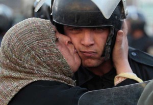 Mujer-egipcia-besa-a-un-policía-durante-la-revolución-del-gobierno-de-Mubarak.-Egipto-201