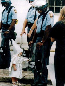 Un-niño-toca-su-reflejo-durante-una-marcha-del-Ku-Klux-Klan.-Georgia-EEUU-1992.