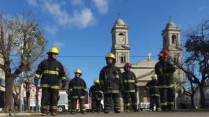 201506_Bomberos_bailando_Nene_Malo