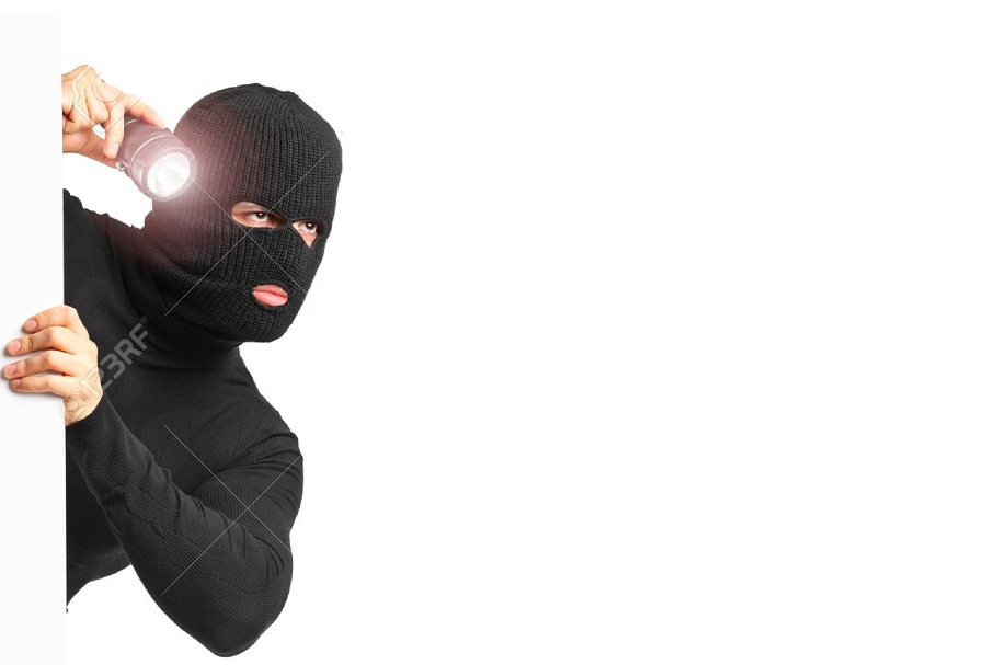 13991267-Un-ladr-n-con-m-scara-de-robo-a-mano-con-una-linterna-detr-s-de-un-panel-blanco-sobre-fondo-blanco-Foto-de-archivo