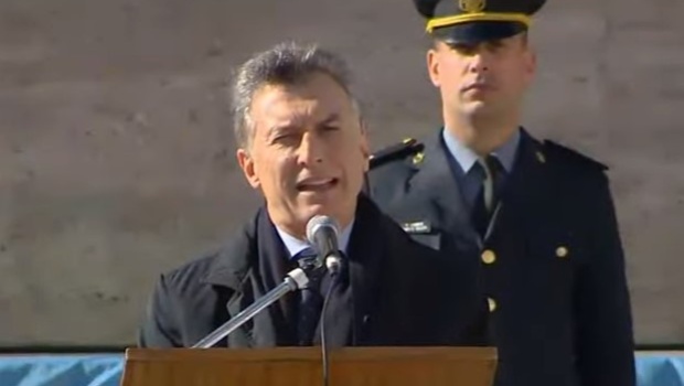 macri_rosario_bandera.jpg_1328648940