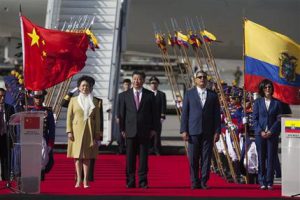 El presidente de China, Xi Jinping (centro), y su esposa Peng Liyuan, junto al presidente de Ecuador, Rafael Correa (segundo por la derecha), durante una ceremonia de recepción en el aeropuerto Mariscal Sucre de Quito, Ecuador, el 17 de noviembre de 2016. Xi Jinping está en Ecuador para una visita de dos días antes de acudir a la cumbre APEC en Perú. (AP Foto/Ana Buitron)