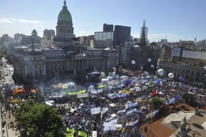 Télam 18/11/2016 Buenos Aires: Vista aérea que muestra la Plaza de los Dos Congresos colmadas de gente, en el acto en reclamo de una ley de emergencia social. Foto: Manuel Fernández/aa