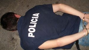 policia-esposado