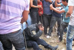 Policia-agredido-habitantes_MILIMA20131024_0517_30