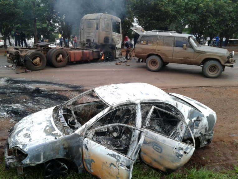 asi-quedaron-algunos-vehiculos-quemados-por-los-delincuentes-en-su-huida-_764_573_1484626