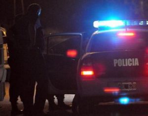 Policía-detenido-noche-320x251