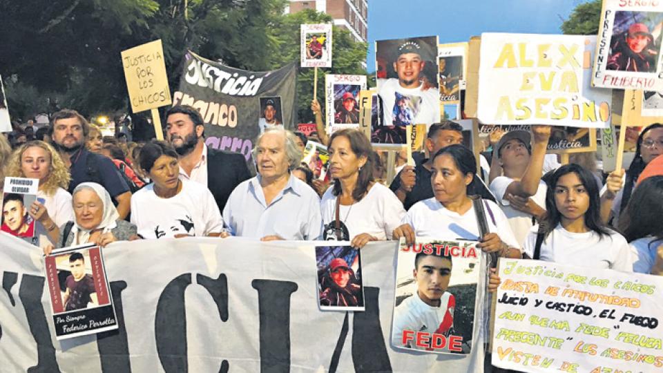 Foto:La marcha en reclamo de justicia, al cumplirse un mes de la masacre de Pergamino. A la cabeza, Nora Cortiñas y Adolfo Pérez Esquivel. 