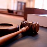 Escándalo en el ámbito de la salud: Condenaron a un reconocido médico por estafar a su propio hermano