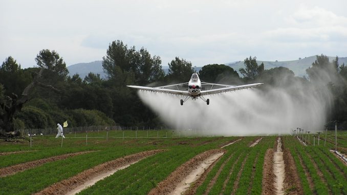 avion-fumigando-cultivos-678x381