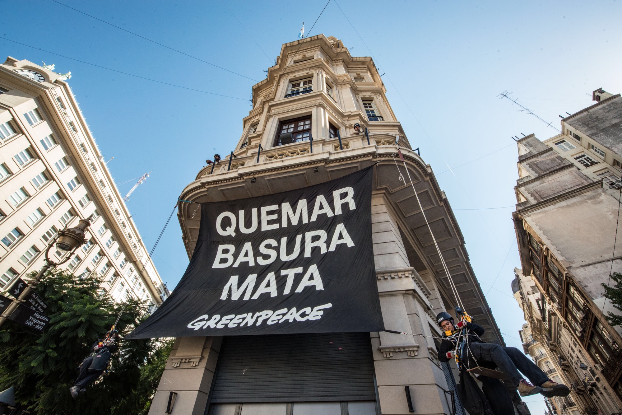 Paul Connett, químico y uno de los fundadores de la teoría de Basura Cero, llegó a la ciudad de Buenos Aires para exponer sobre los peligros de la incineración en Buenos Aires. En una conferencia de prensa en la Legislatura de la ciudad, Connett consideró la decisión de incinerar en la ciudad como lamentable.