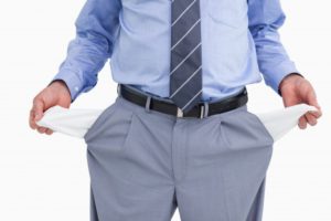 muestran-bolsillos-vacios-comerciante_13339-288062