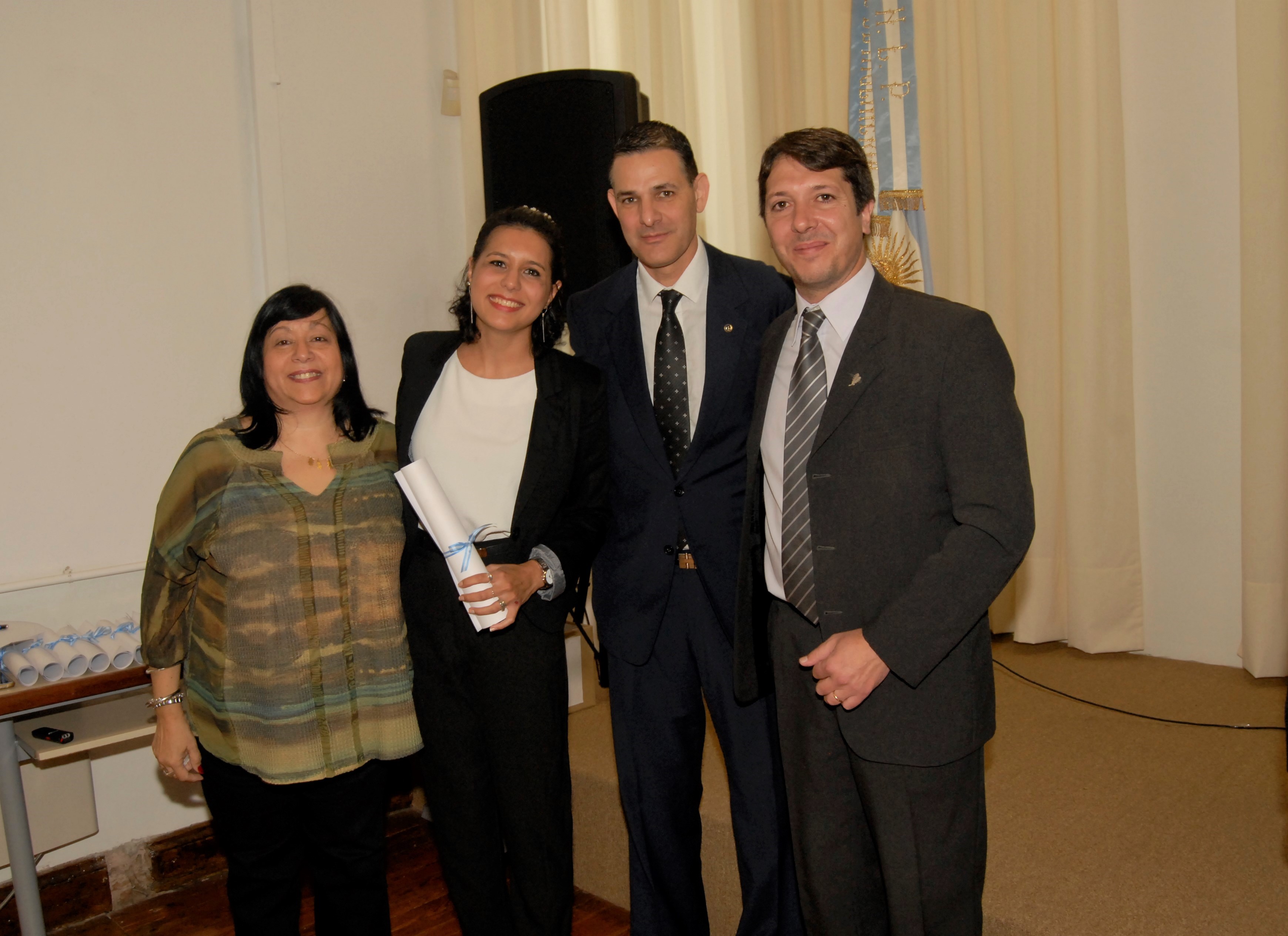 María Belén junto a sus padres y el decano de Ingeniería, Horacio Frene