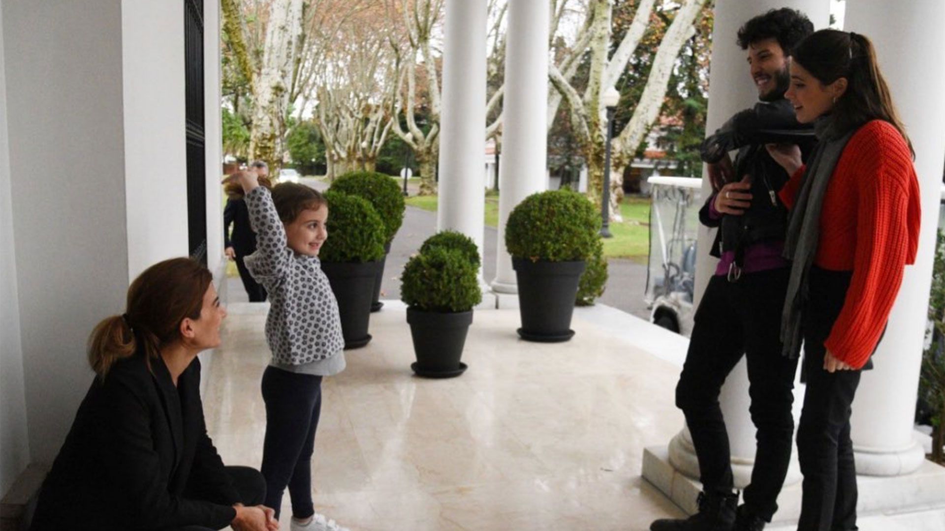 mauricio-macri-le-dio-una-sorpresa-a-antonia-y-recibio-a-sebastian-yatra-y-tini-stoessel-en-la-quinta-de-olivos-2