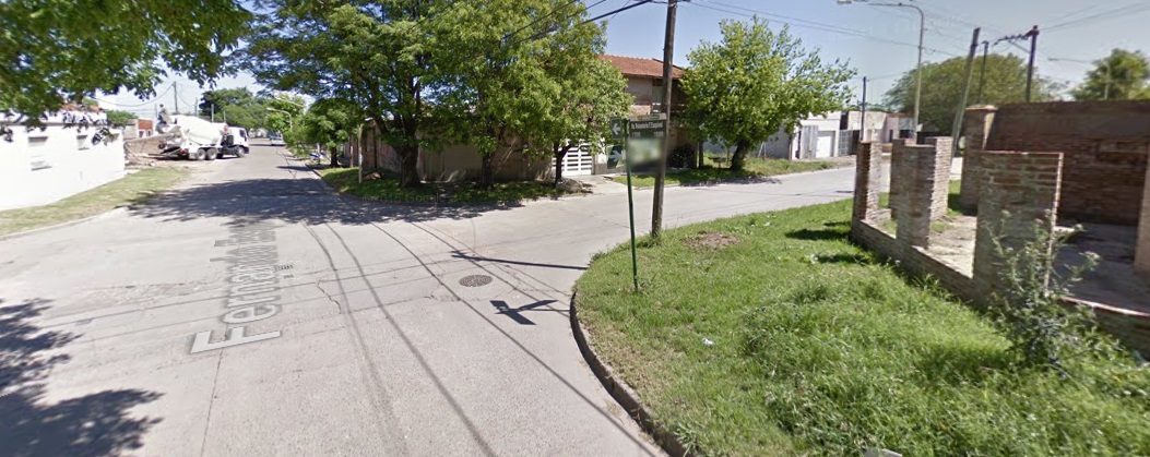 dos-medialunas-taza-cafe-platos-blancos-azucar-leche_13339-66941