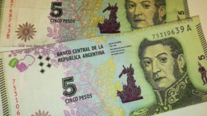 billetes-de-cinco-pesos-argentinos-45643267347