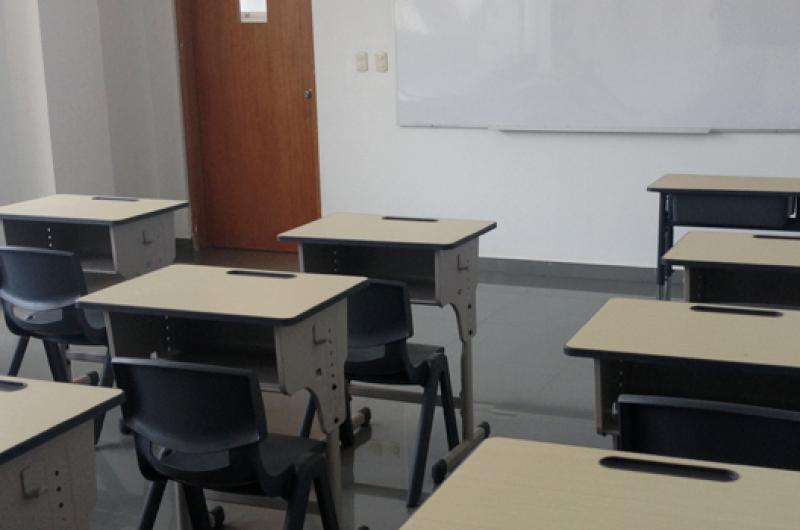 Tras quedarse solo en el salón de clases, profesor filma actividad paranormal