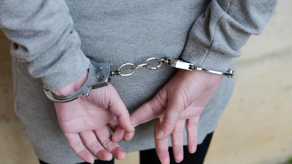 img_rquelart_20180402-120928_imagenes_lv_terceros_mujer_esposada-k4CD-U442138594260WEB-992x558@LaVanguardia-Web