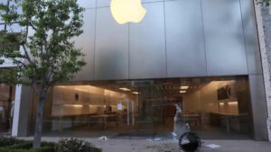 200604103951-apple-store-looting-full-169-1