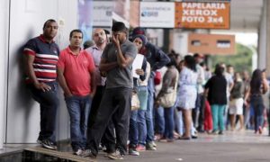 700x420_cola-paro-desempleo-brasil-reuters