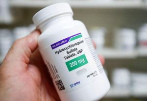 Atalayar_Un-técnico-farmacéutico-sostiene-una-botella-de-hidroxicloroquina-