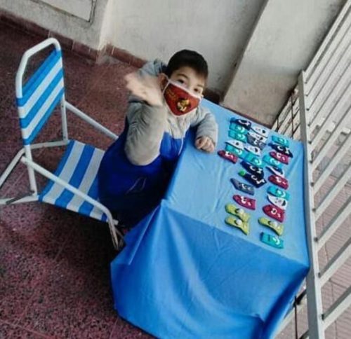 el-nene-de-san-vicente-que-le-regala-titeres-a-otros-pequenos-696x674