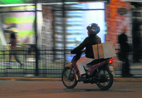 Restriccion-motoqueros-comercios-determinados-barrios_ZONIMA20130207_0114_17