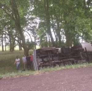 vuelco camion rojas banquina