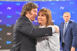782847-abrazo-20bullrich-20milei