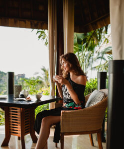 joven-bella-mujer-estilo-sentado-cafeteria-tropical-resort