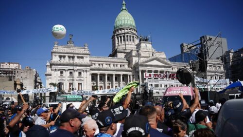 Los piqueteros buscan mostrar fuerza y se movilizan al Congreso contra la Ley Ómnibus en medio del debate