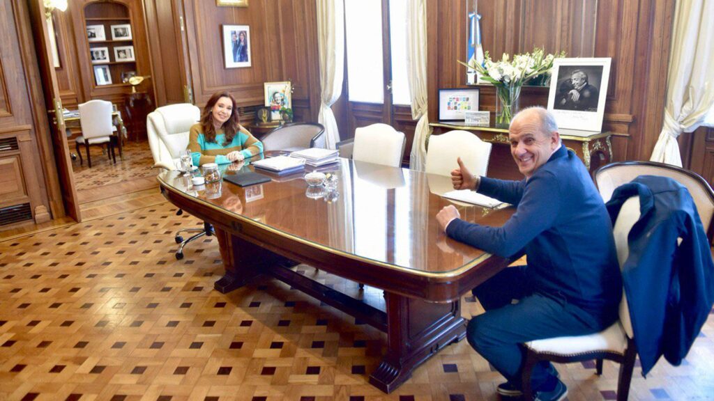 Un intendente bonaerense propuso declarar “persona non grata” a los diputados que voten a favor de la Ley Ómnibus y del DNU