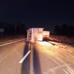 Urquiza – Camionero ileso tras volcar en la Ruta 8