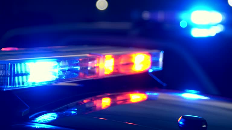 luces-de-emergencia-en-dos-coches-de-policía-cambiando-de-enfoque (1)