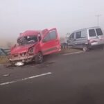 Fuerte choque entre dos utilitarios en Ruta 8 por la intensa niebla