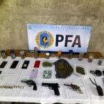 PERGAMINO: LA POLICÍA FEDERAL ARGENTINA DETUVO A UN HOMBRE Y SECUESTRÓ DROGAS Y ARMAS EN UN ALLANAMIENTO