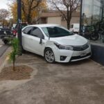  Insólito episodio en Pergamino: un auto recorrió 200 metros sin conductor y terminó contra una pared.