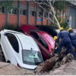 Impresionante socavón en Porto Alegre: el suelo cedió y tres vehículos cayeron al vacío